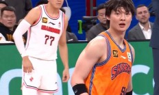 爱游戏平台-新秀球员崭露头角，助球队取得连胜