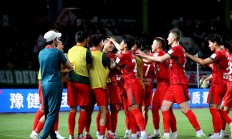 爱游戏娱乐-包含世界各地球迷齐聚一堂共同见证英雄诞生的词条