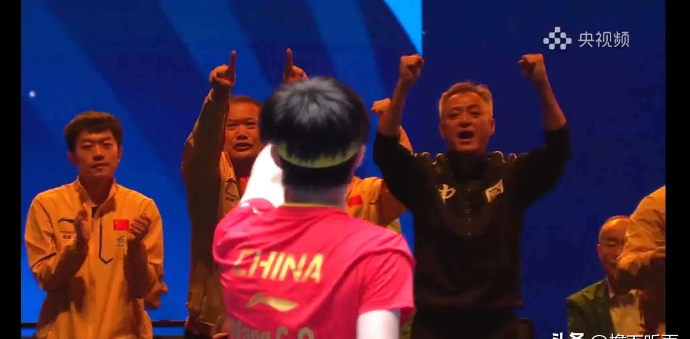 比赛中球队战胜老对手，展现实力与决心