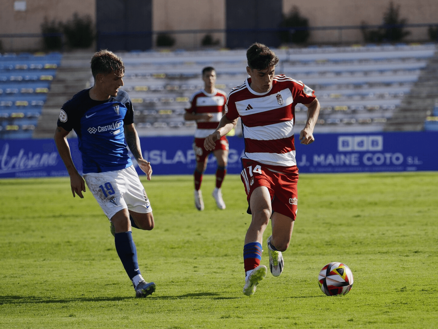 包含格拉纳达客场大胜，积分排名有所提升的词条