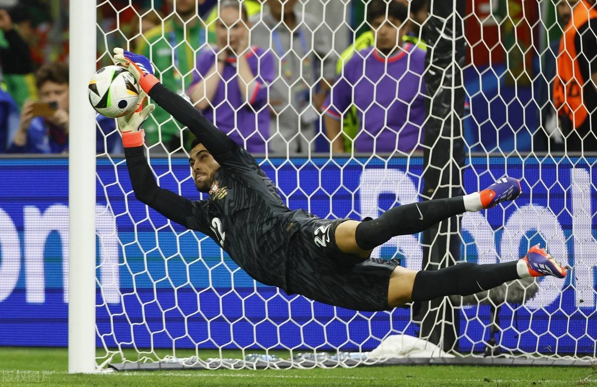 曼城主场胜波尔图，成功晋级淘汰赛