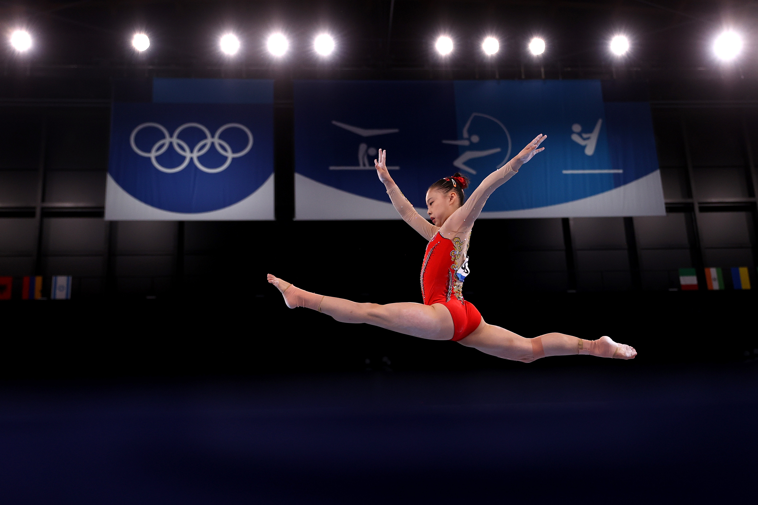 竞技体操平衡木决赛，中国队包揽金银牌