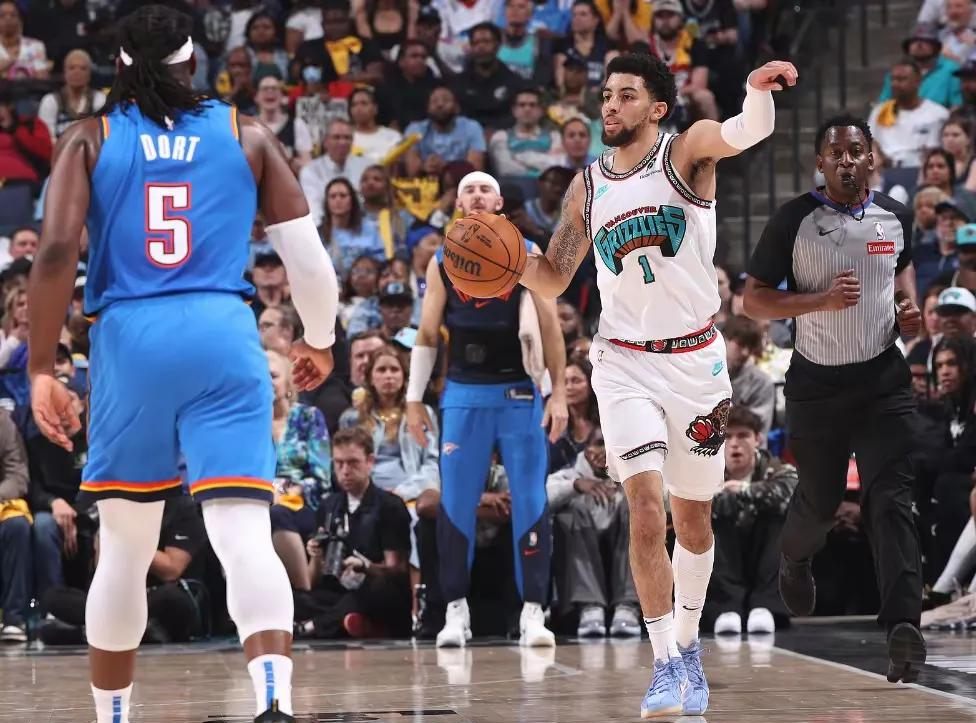 爵士力克灰熊,主场豪取八连胜 爵士力克灰熊,主场豪取八连胜