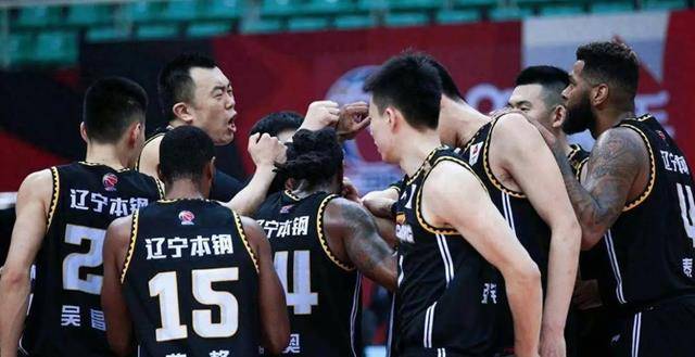 广东队在与新疆队的角逐中获胜，保持榜首位置