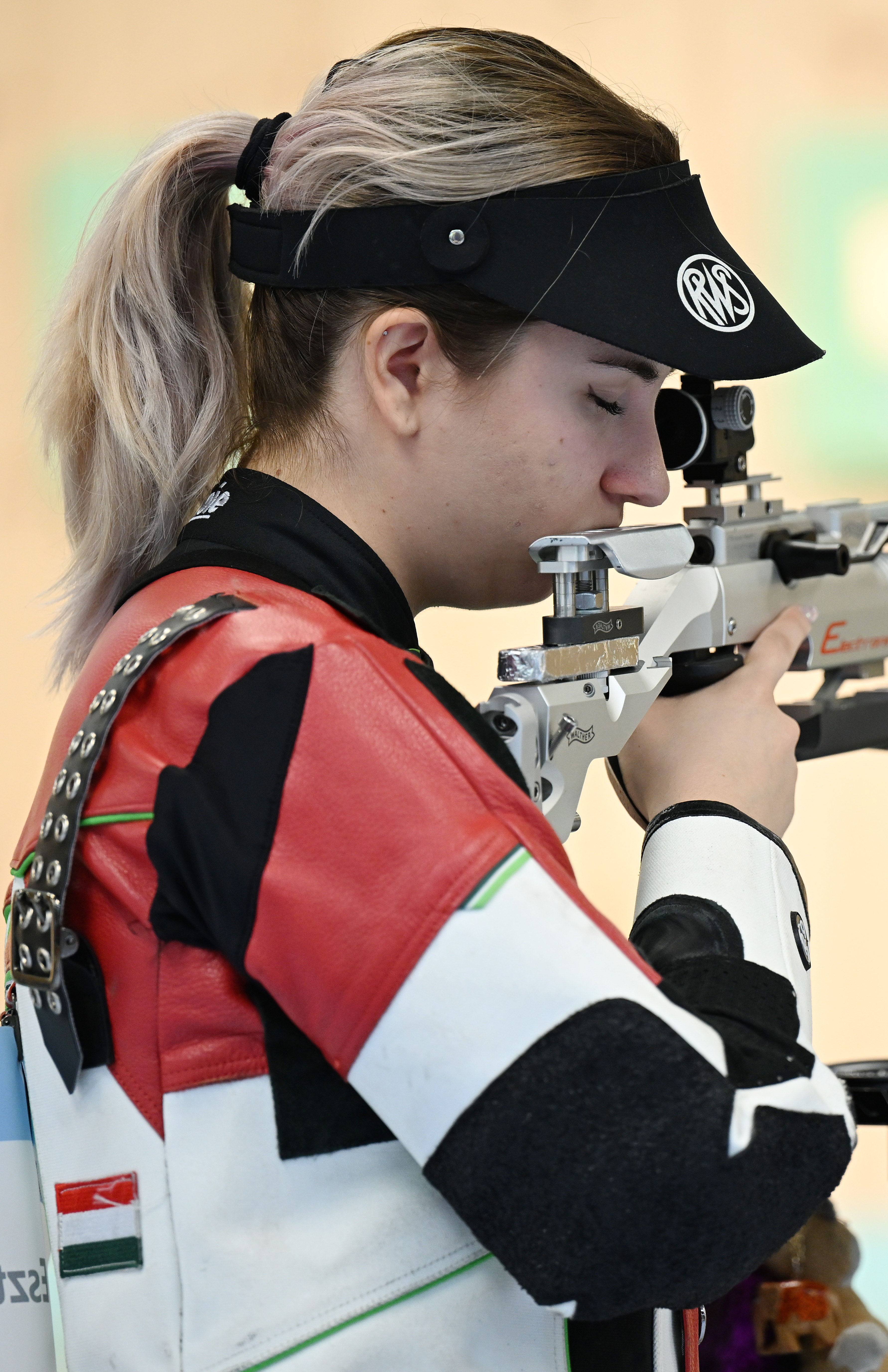 射击女子决赛选手挥洒汗水拼搏 射击女子决赛选手挥洒汗水拼搏