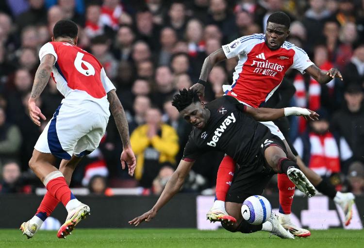 包含阿森纳主场失利于西汉姆，欧战机会减少的词条