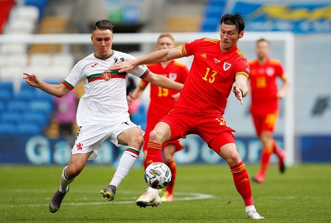 包含罗马尼亚逼平保加利亚，友谊赛上互有攻守的词条