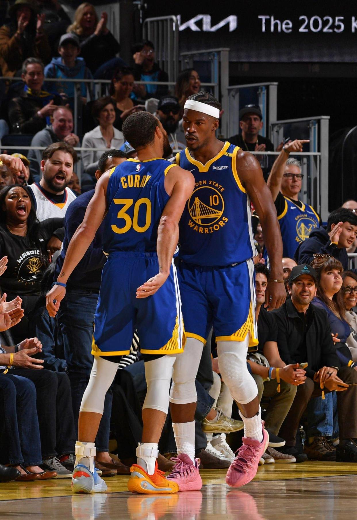 包含库里三分雨!勇士大胜骑士,总决赛2比1领先的词条 包含库里三分雨!勇士大胜骑士,总决赛2比1领先的词条