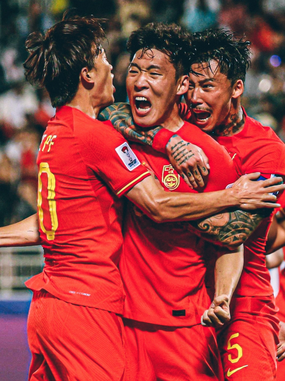 风雨同舟，足球赛事引发观众心潮起伏