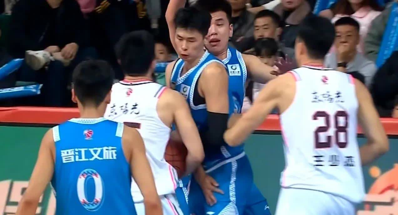 防守稳固,球队获得胜利紧追领头羊 防守稳固,球队获得胜利紧追领头羊