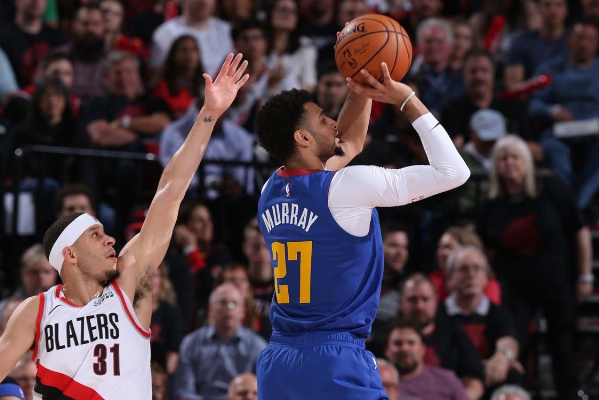 包含俄罗斯篮球赛事激烈对抗，球迷热情高涨的词条