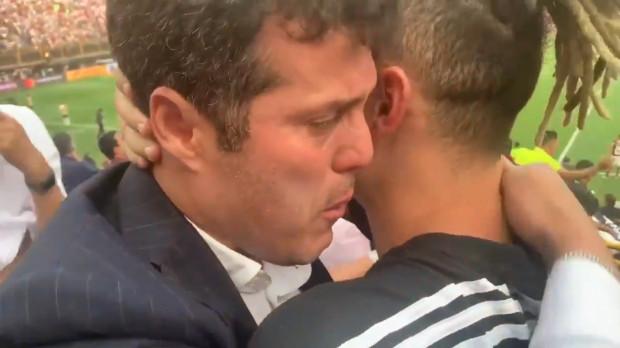 举重冠军激动落泪，感谢支持