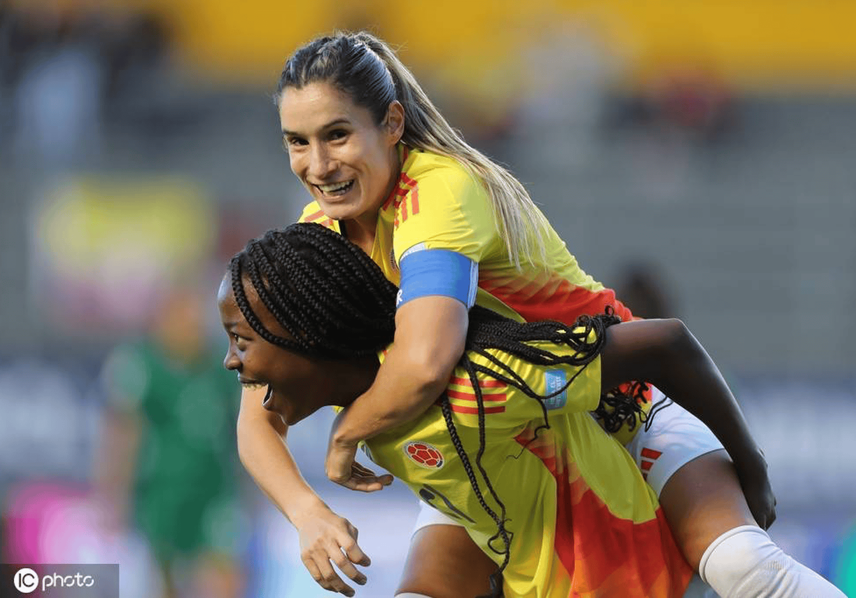 包含哥伦比亚女子足球联赛花絮发布的词条