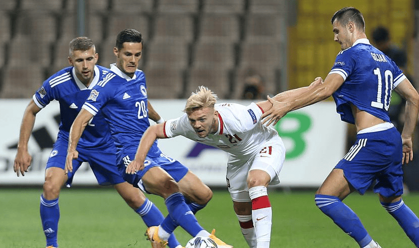 波黑队球员全力奔跑，努力争取进球