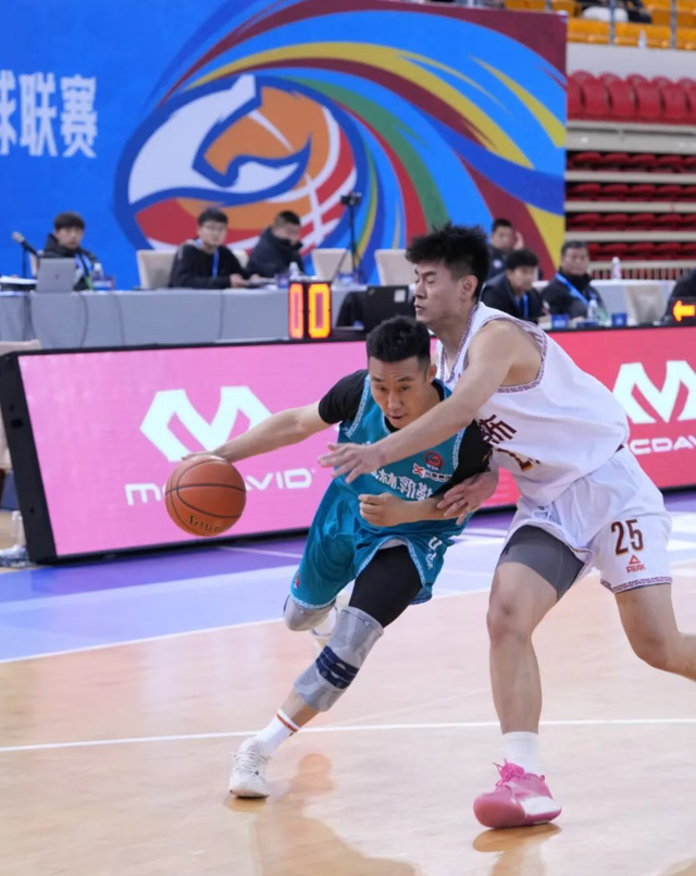 呼和浩特男篮在比赛中取得胜利