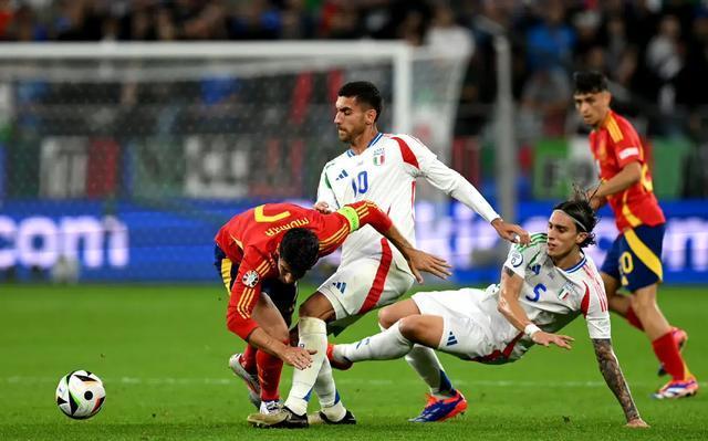 意大利队在欧洲杯预选赛中击败西班牙