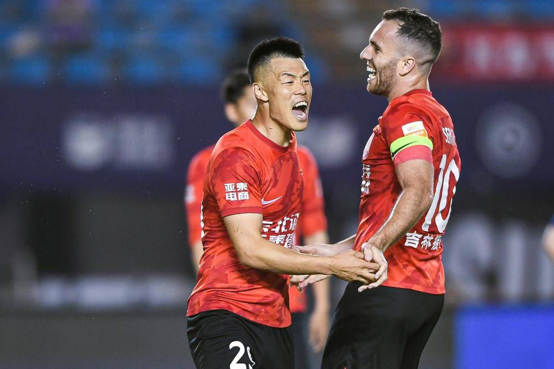 亚泰战平国安,比赛难分胜负 亚泰战平国安,比赛难分胜负