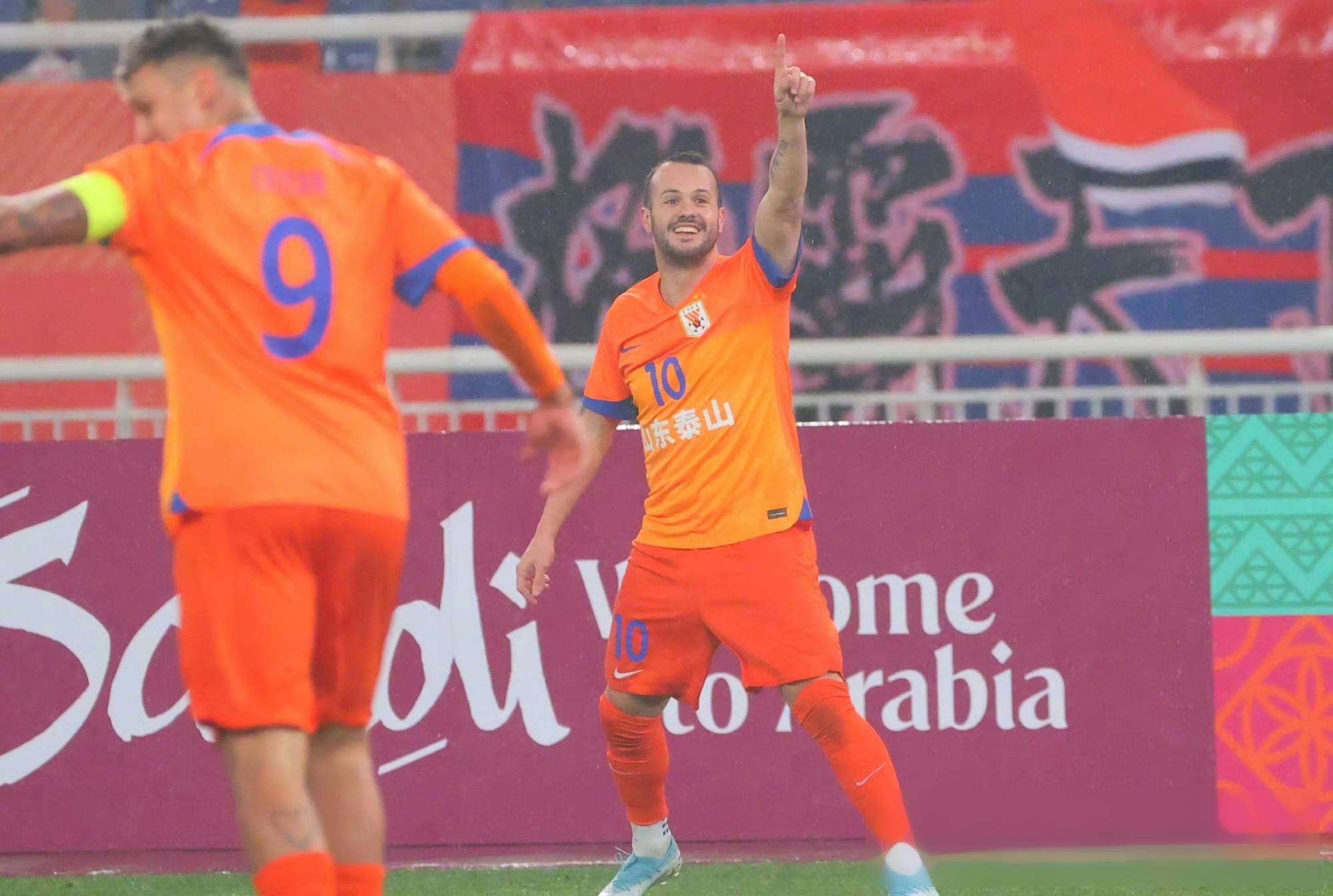 关于外援表现出色,球队士气高涨的信息 关于外援表现出色,球队士气高涨的信息