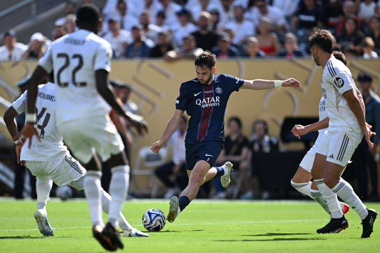 包含巴黎圣日耳曼大胜切尔西，锁定四强席位的词条