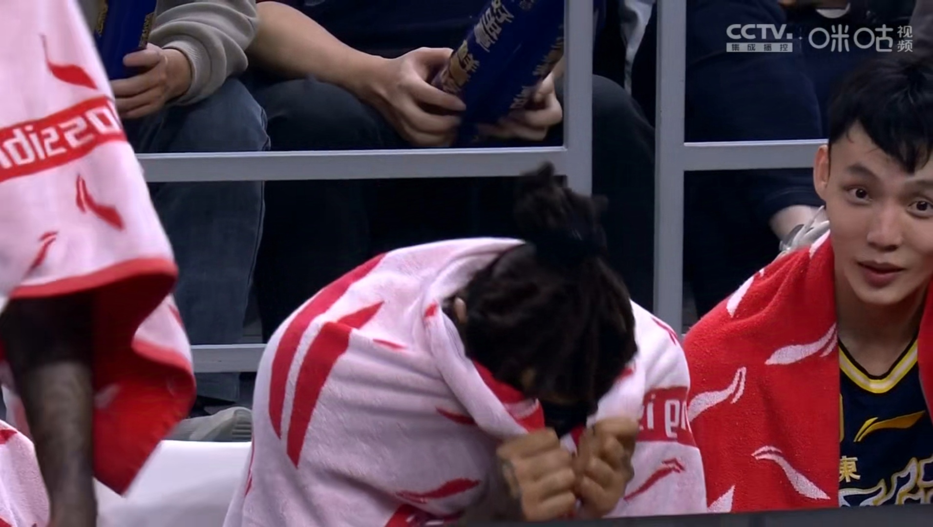 篮球传奇球星告别赛场，感动球迷心扉