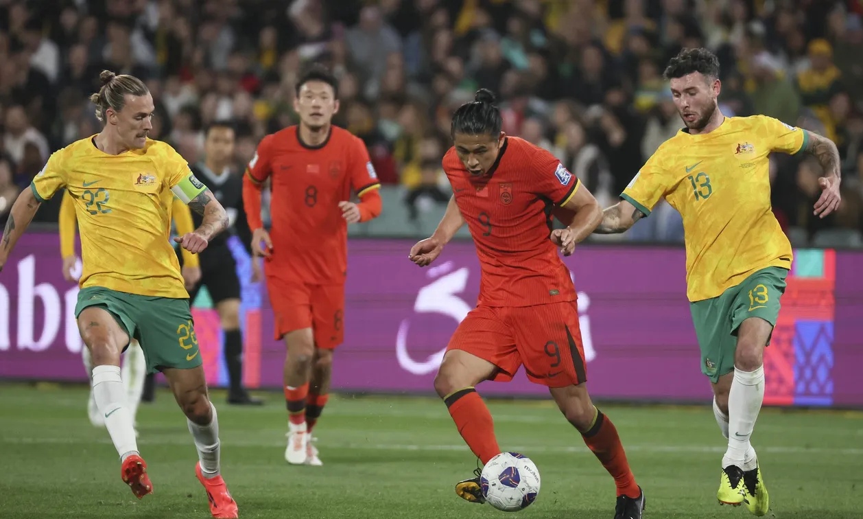 澳大利亚球员在世界杯预选赛中全力以赴