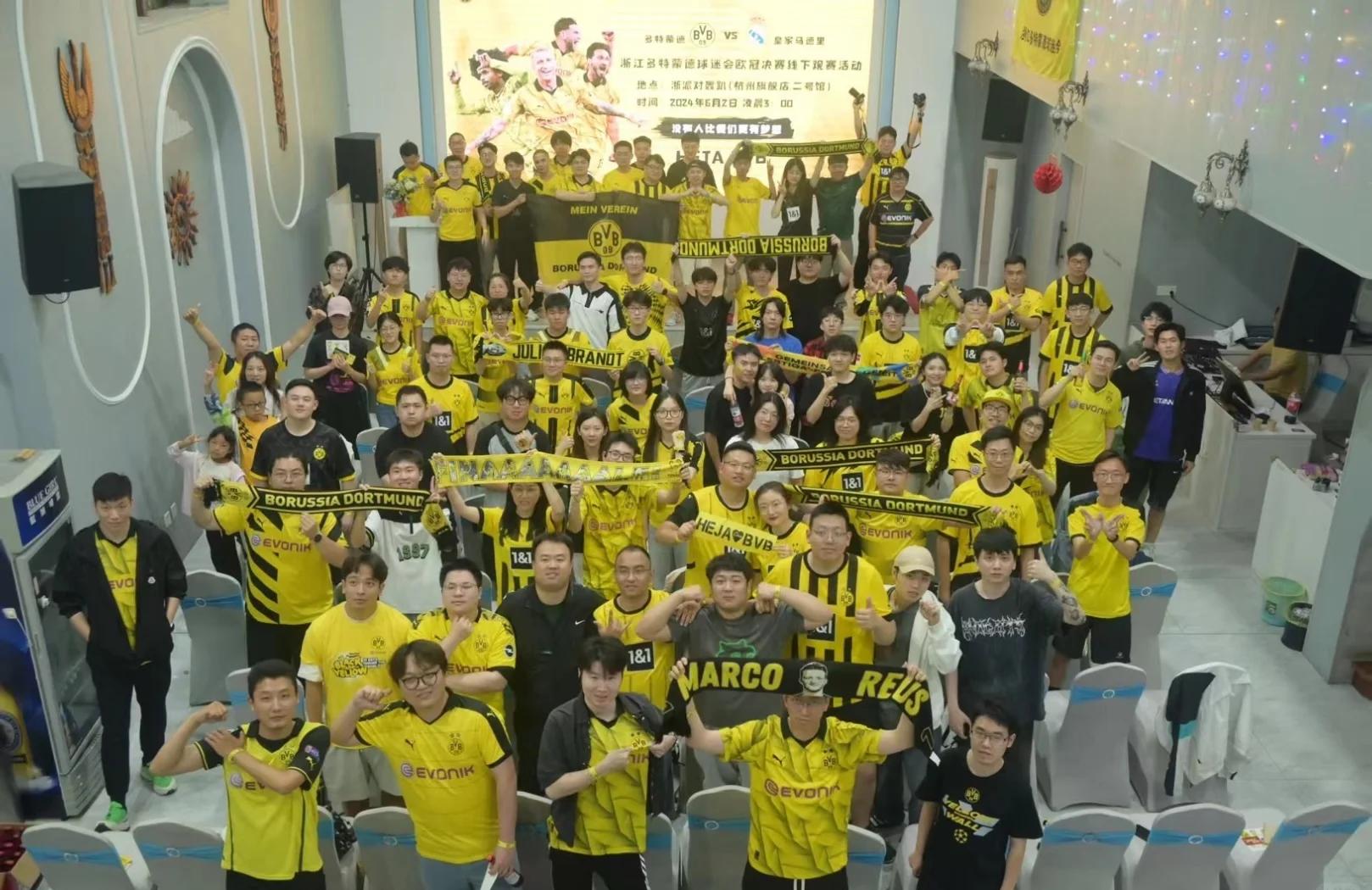 包含世界各地球迷齐聚一堂共同见证英雄诞生的词条 包含世界各地球迷齐聚一堂共同见证英雄诞生的词条