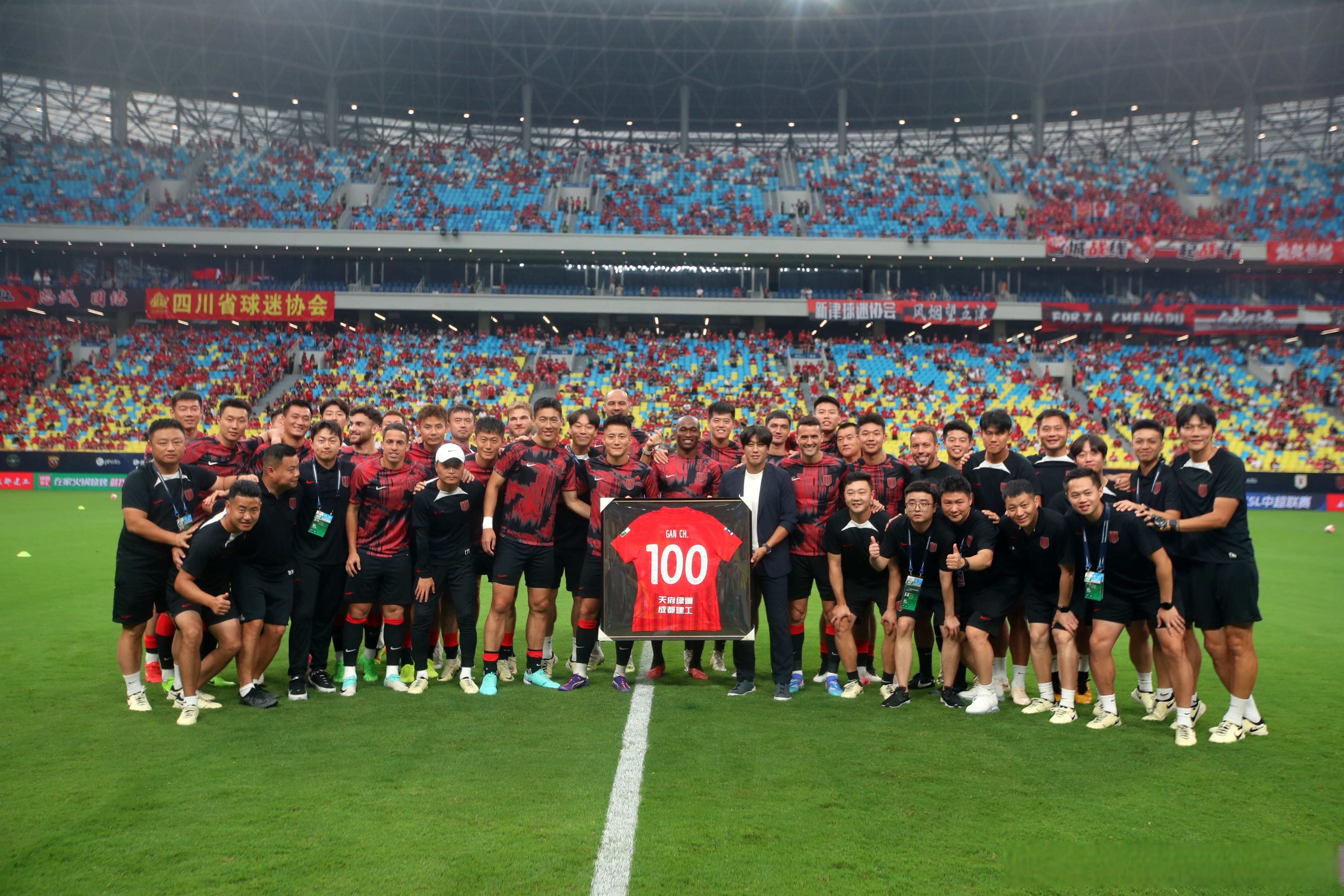 足球赛事中球队取得了极为重要的胜利 足球赛事中球队取得了极为重要的胜利